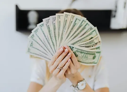 Dengan menghemat, Anda bisa menyimpan banyak uang untuk keperluan di masa depan. (Sumber: Pexels/Kaboompics.com)