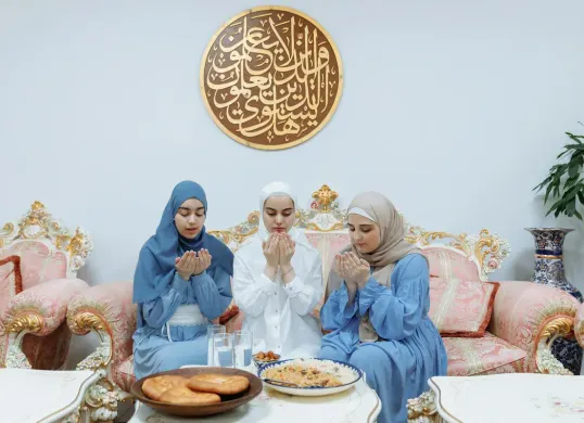Ilustrasi umat Islam yang mengerjakan puasa Syawal enam hari penuh. (Sumber: Pexels/Thirdman)