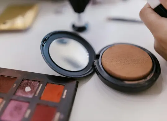 Ilustrasi makeup untuk hari lebaran. (Sumber: Pexels/RDNE Stock project)