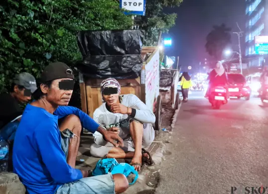 Warga Penyandang Permasalahan Kesejahteraan Sosial (PPKS) sedang beristirahat sambil duduk di pinggir jalan di kawasan Kemanggisan, Kebon Jeruk, Jakarta Barat, Rabu, 26 Maret 2025. (Sumber: Poskota/Pandi Ramedhan)