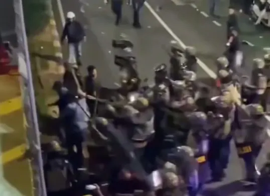 Demo Tolak Undang-undang TNI di depan Gedung DPR RI berakhir ricuh, aparat kepolisian serang mahasiswa hingga pukul mundur mereka. (Sumber: Capture Video Netizen)
