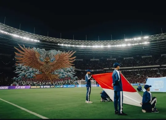 Suporter Timnas Indonesia membentangkan koreografi dukungan saat laga melawan Bahrain. (Sumber: Instagram/Thom Haye)