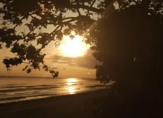 Salah satu tempat wisata populer di Garut, Jawa Barat. (Sumber: Instagram/pantai_cijeruk_indah)