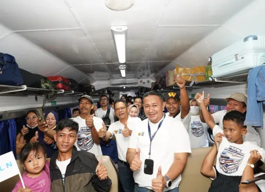 Asisten Deputi Bidang Tanggung Jawab Sosial dan Lingkungan KBUMN, Edi Eko Cahyono, GM PLN UID Jakarta Raya, Lasiran dan Vice President TJSL PLN Pusat, Prima Ardhanie melepas pemudik program Mudik Asyik, Kamis, 27 Maret 2025.
