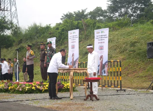 Gubernur Jabar Dedi Mulyadi melakukan rotasi jabatan setelah memimpin apel kesiapsiagaan Satgas Pemberantasan Premanisme di KIIC Kabupaten Karawang, Kamis, 27 Maret 2025. (Sumber: Dok. Humas Pemprov Jabar)