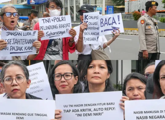 Potret para ibu-ibu yang melakukan aksi damai menolak UU TNI dan RUU Polri. (Sumber: X/@YLBHI)