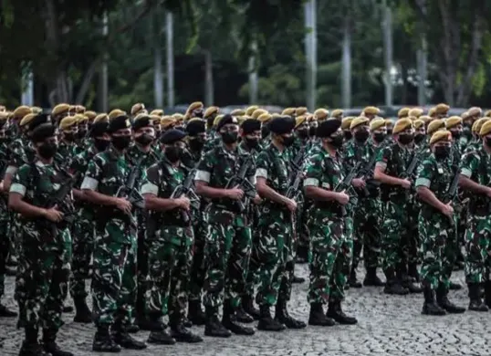 Prajurit TNI dalam latihan militer demi menjaga kedaulatan NKRI. (Sumber: Pinterest)