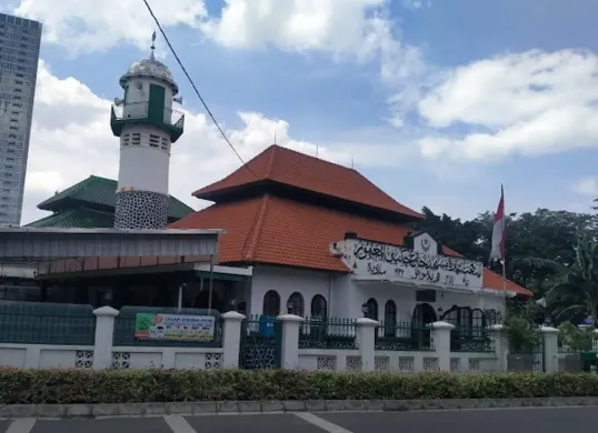 Masjid Al Makmur yang berlokasi di Cikini, Menteng, Jakarta Pusat. (Sumber: Dok. Istimewa/Gmaps)