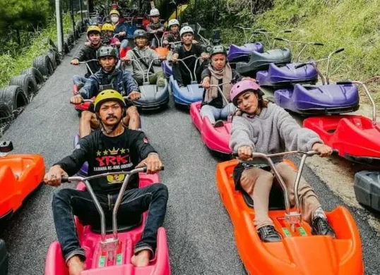 Para pengunjung bersiap menikmati wahana Luge Kart di Noah's Park, untuk meluncur di lintasan sepanjang 1 km. Wahana ini bisa dinikmati oleh orang dewasa maupun anak-anak dengan pendampingan orang tua. (Sumber: Noah's Park)