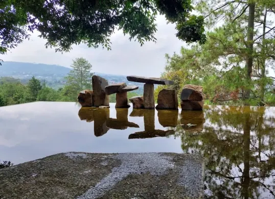 Sebuah instalasi seni batu di Wot Batu, Bandung, karya Sunaryo. Susunan batu yang artistik ini mencerminkan filosofi kehidupan dan spiritualitas, menciptakan harmoni antara seni dan alam. (Sumber: Google/Johannes Jul)