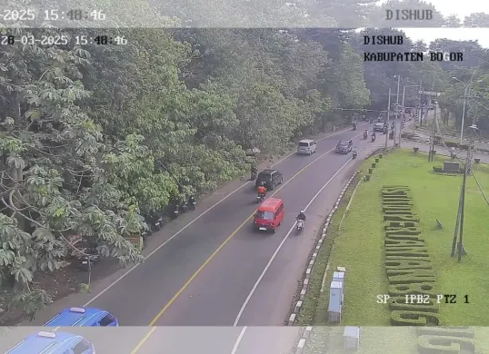 Arus lalu lintas di Simpang IPB Dramaga, Kabupaten Bogor, terpantau lancar pada Jumat, 28 Maret 2025, pukul 15.50. (Sumber: X/@ITSKabBogor)
