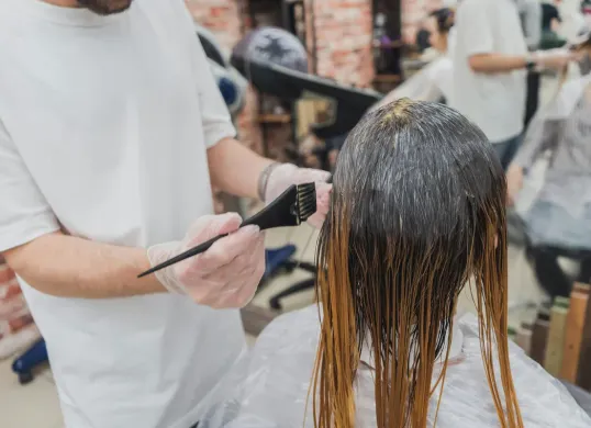 Cara untuk merawat rambut yang diwarnai. (Sumber: Pexels/Maria Geller)
