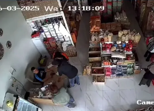 Momen dua orang diduga preman memalak pemilik warung di Majalengka, Jawa Barat. (Sumber: Tangkap Layar X/@Ecesjentre)