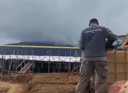 Satpol PP Provinsi Jawa Barat menyegel lokasi pembangunan proyek wisata Eiger Camp di Desa Karyawangi, Kecamatan Parongpong, Kabupaten Bandung Barat (KBB). (Sumber: Capture Instagram Satpol PP Jabar)