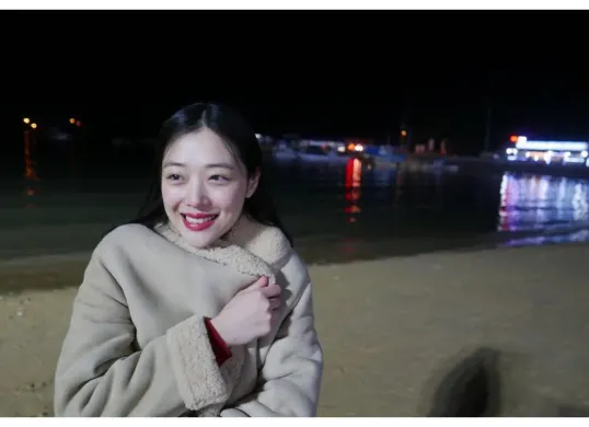 Kakak mendiang Sulli meminta Kim Soo Hyun melakukan klarifikasi terkait adegan di film Real. (Sumber: Instagram/jelly_jilli)