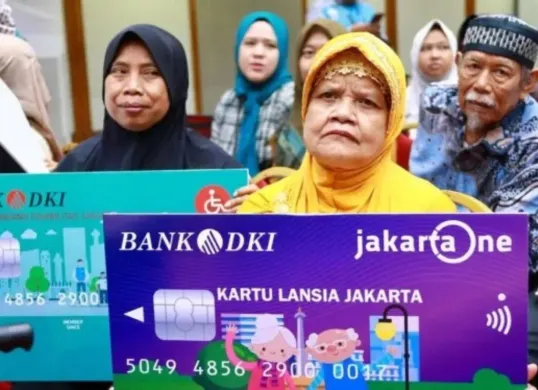 Ilustrasi pembagian bansos KLJ. (Sumber: Dinsos DKI Jakarta)