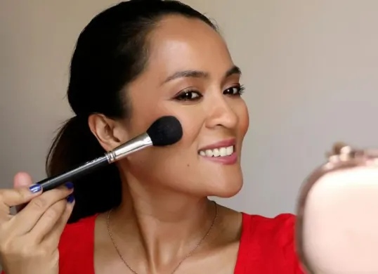 Pelajari cara mengaplikasikan foundation dengan benar agar tidak cakey. (Sumber: Pinterest/makeupandbeautyblog)