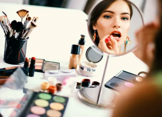 Simak 6 tips ampuh agar makeup tetap awet di kulit berminyak. (Sumber: Pinterest)