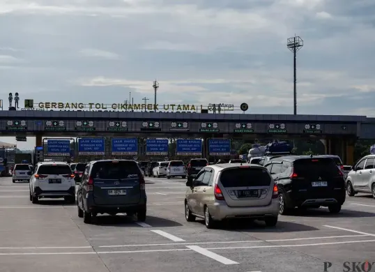 Kendaraan memasuki Gerbang Tol Cikampek Utama, Karawang, Jawa Barat.  (Sumber: Poskota/Bilal Nugraha Ginanjar)