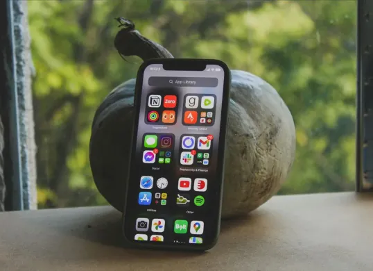 Hemat penyimpanan memori dan rekomendasi aplikasi penyimpanan cloud di iPhone. (Sumber: Pexels/Czapp Árpád)