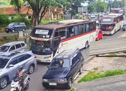 Hindari kemacetan di jalur utama, gunakan jalur alternatif yang lebih nyaman. (Sumber: Capture Laporan Netizen)