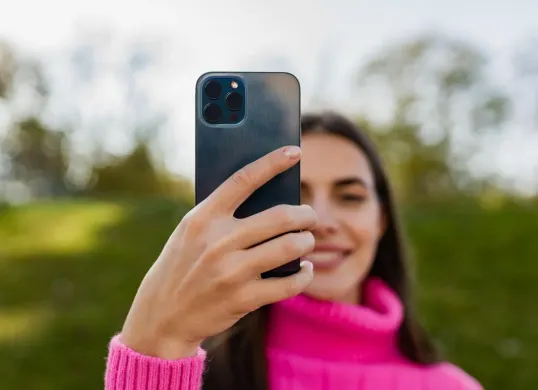 Ilustrasi. mengaktifkan Face ID di iPhone (Sumber: Freepik/marymarkevich)