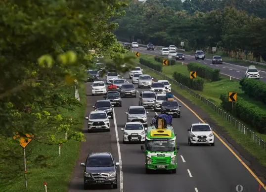 Deretan kendaraan yang didominasi mobil milik pribadi melintas di Tol Cikopo-Palimanan (Cipali), Subang, Jawa Barat, saat arus mudik H-2 Lebaran 2025, pada Sabtu 29 Maret 2025. (Sumber: Poskoata/ Bilal Nugraha Ginanjar)