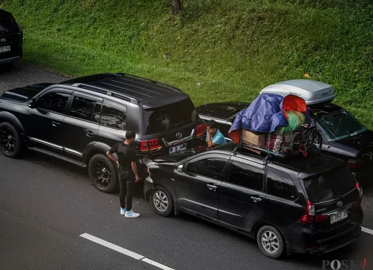 Deretan kendaraan yang didominasi mobil milik pribadi melintas di Tol Cikopo-Palimanan (Cipali), Subang, Jawa Barat, saat arus mudik H-2 Lebaran 2025, pada Sabtu 29 Maret 2025. (Sumber: Poskoata/ Bilal Nugraha Ginanjar)