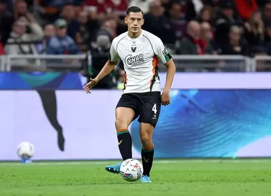 Bek Venezia, Jay Idzes, saat membela timnya di Serie A. (Sumber: Pinterest)