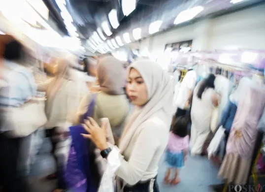 Suasana ramai di pusat perbelanjaan saat berburu baju Lebaran. Antusiasme masyarakat menjelang Idul Fitri ini membuktikan tradisi berbelanja menjadi bagian dari persiapan merayakan hari kemenangan. (Sumber: Poskota/Bilal Nugraha Ginanjar)
