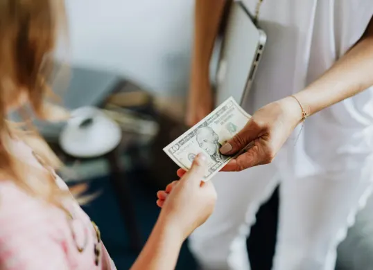 Cara ajari anak atur uang THR secara cermat. (Sumber: Pexels/Kaboompics.com)