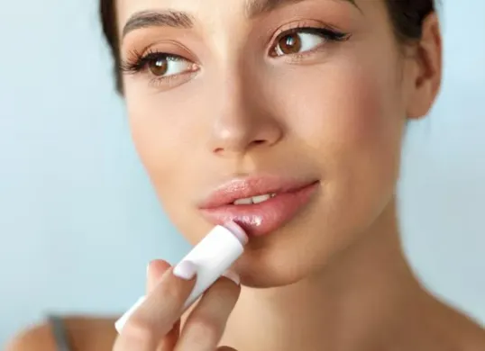 Simak tips alami untuk mencerahkan dan merawat bibir agar selalu sehat dan lembap. (Sumber: Pinterest/Bustle.com)