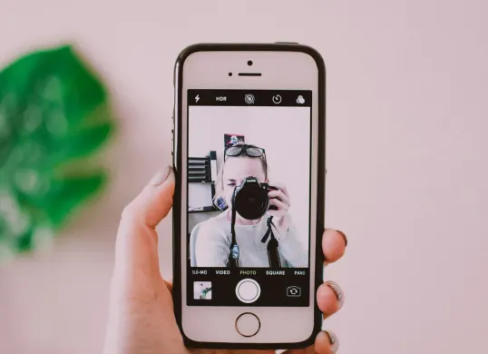 Cara mengatasi kamera depan hp Android error dan blank hitam. (Sumber: Pexels/Lisa from Pexels)