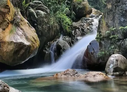Ilustrasi Curug Ciburial di Bogor, yang direkomendasikan untuk liburan (Sumber: Instagram/@curugciburial)