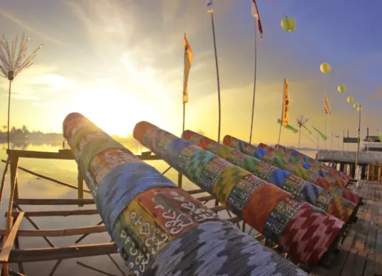 Festival Meriam Karbit di Pontianak adalah salah satu tradisi unik menyambut Hari Raya Idul Fitri di Indonesia yang patut dilestarikan. (Sumber: panrb.go.id)