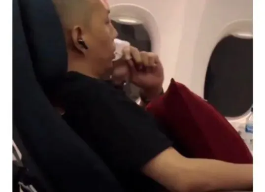 Penumpang Business Class Garuda Indonesia Ketahuan Hisap Vape saat Penerbangan. (Sumber: Tangkapan Layar)