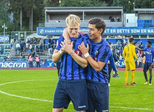 Hou Yongyong alias John Hou Saeter (kanan), pemain naturalisasi Timnas China yang belum mendapat kesempatan main dari pelatih Branko Ivankovic. (Sumber: Instagram @johnsaeter)