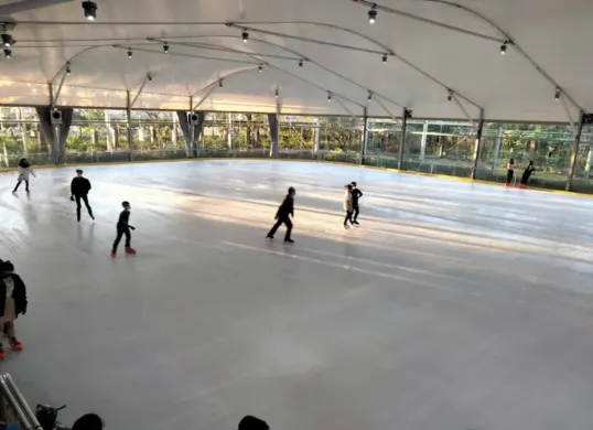 Arena ice skating Gardenice Rink di Paris Van Java, Bandung, menawarkan pengalaman bermain seluncur es dalam suasana semi-outdoor yang dikelilingi taman hijau, menciptakan atmosfer segar dan menyenangkan bagi para pengunjung. (Sumber: Gardenice Rink)