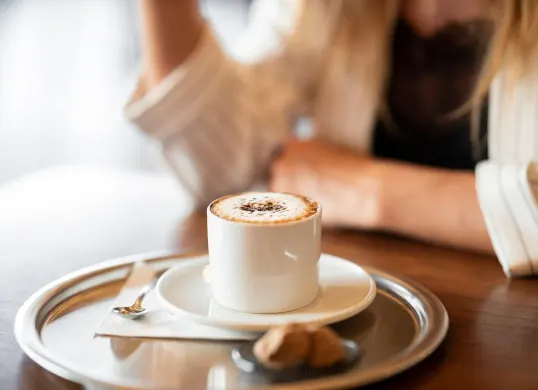 Ilustrasi menyantap minuman di kafe (Sumber: Pixabay/Engin_Akyurt)