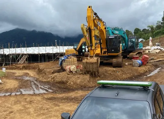 Suasana pembangunan di proyek wisata Eiger Camp di Desa Karyawangi, Kecamatan Parongpong, Kabupaten Bandung Barat, Jumat 28 Maret 2025. (Sumber: Poskota/Gatot Poedji Utomo)