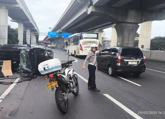 Polisi sedang menertibkan arus lalu lintas pasca kecelakaan di Tol Jakarta-Cikampek KM 11. (Sumber: X/@TMCPoldaMetro)