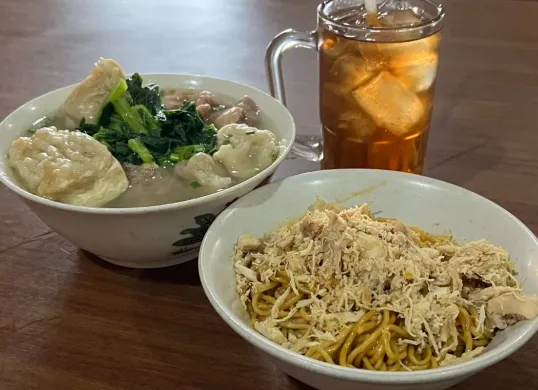 Mie Bakso Akung termasuk salah satu tempat makan bakso enak di Bandung yang sayang jika dilewatkan. (Sumber: X/@ddgeminy)