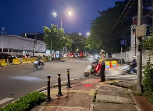 Seorang polisi sedang bertugas di Traffic Light Bungur Jakpus, Sabtu 29 Maret 2025. (Sumber: X/@TMCPoldaMetro)