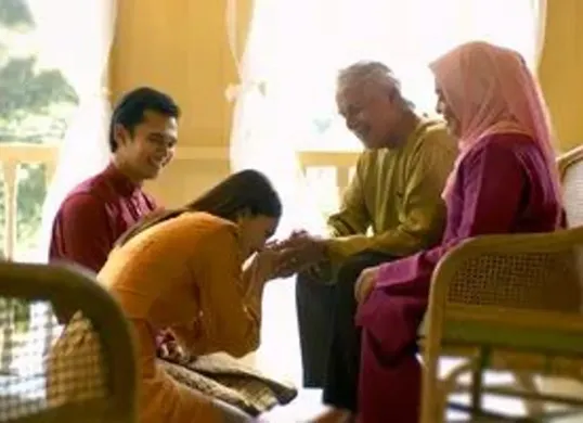 Simak bagaimana tradisi sungkem saat Idulfitri dimulai. (Sumber: Pinterest)