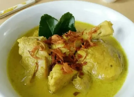 Semangkuk opor ayam dengan ketupat dan sambal goreng, siap disantap bersama keluarga. (Sumber: Pinterest)