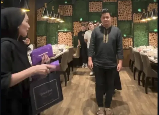 Ayu Tingting membagikan THR kepada karyawan dan keluarganya namun yang unik sebelum dibagikan wajib melakukan tarian khusus terlebih dahulu. (Sumber: Capture Instagram @ayutingting92)