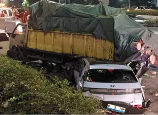Kecelakaan lalu lintas antara mobil listrik Hyundai Ioniq dan sebuah truk terjadi di ruas Tol JORR arah Puri, tepatnya di KM 5.200, kawasan Cengkareng, Jakarta Barat, pada Sabtu malam, 29 Maret 2025. (Sumber: Capture Instagram @warungjurnalis)