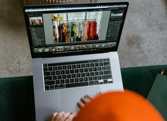 Tips dan Trik Meningkatkan Penjualan dan Keuntungan Berjualan di Shopee untuk Pemula. (Sumber: Pexels/Mart Production)