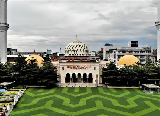 Salah satu tempat wisata religi di Bandung, Masjid Raya Bandung. (Sumber: YouTube/jalan pelesiran)