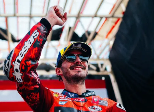 Pecco Bagnaia merasa senang setelah pertama kalinya di MotoGP 2025, bisa bertarung ketat dengan Marc Marquez. (Sumber: Instagram @ducaticorse)